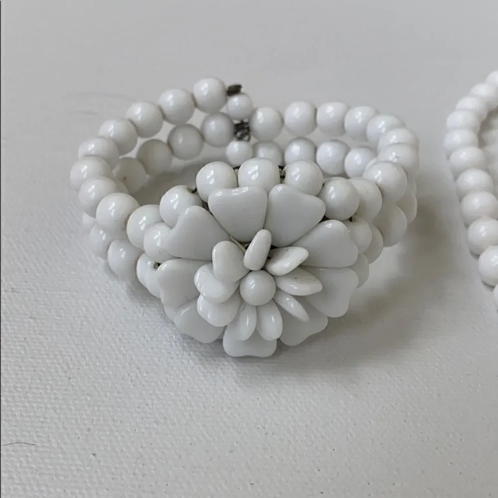 Pretty White Glass Necklace Bracelet Set